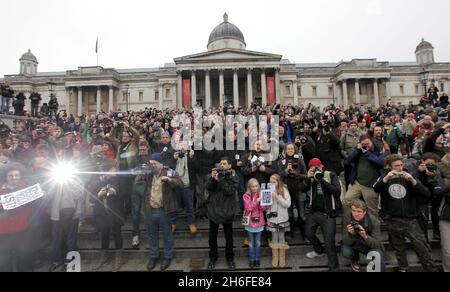 Plus de 3000 photographes ont participé à un rassemblement de photos de masse à Trafalgar Square, Londres, pour défendre la photographie de rue.Suite à une série de détentions de grande envergure par la police, en vertu de l'article 44 de la loi sur le terrorisme, les photographes ont estimé qu'il était temps de participer de masse à des professionnels et à des amateurs pour défendre leurs droits et mettre fin à l'abus des lois terroristes. Banque D'Images