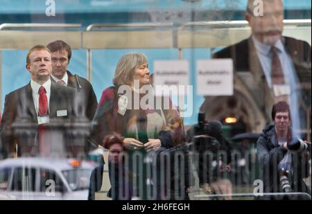 Clare Short, l'ancienne secrétaire au développement international, quitte le centre de conférence QEII à Londres après avoir témoigné dans l'enquête sur l'Irak Chilcot. Banque D'Images