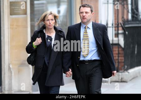 Kate et Gerry McCann en photo aujourd'hui dans le centre de Londres.Le couple a critiqué l'échec « déchirent » de la police à enquêter sur de nouvelles pistes dans la disparition de leur fille Madeleine alors qu'ils ont appelé à un examen complet de cas.Le couple a déclaré qu'il ne fallait pas les obliger à « mendier » la coopération entre les autorités britanniques et portugaises.Parlant le jour suivant qu'un tribunal a confirmé l'interdiction d'un livre dans lequel un ancien détective prétend que Madeleine est morte, les McCann ont interjeté appel à l'aide des fonctionnaires pour trouver leur fille. Banque D'Images