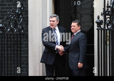 Le Premier ministre britannique Gordon Brown accueille le roi de Jordanie Abdullah II dans Downing Street Banque D'Images