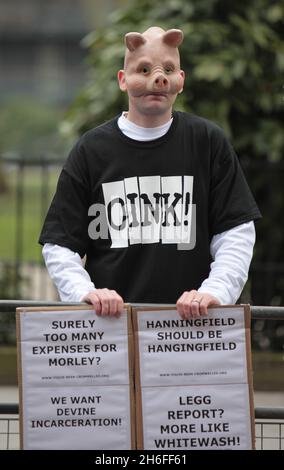 Manifestants devant le tribunal cet après-midi.Trois députés et un collègue ont tous été accusés de vol par fausse comptabilité relativement à leurs réclamations de frais au magistrat de la ville de Westminster à Londres et comparaîtront au tribunal de la Couronne de Southwark le 30 mars. Banque D'Images