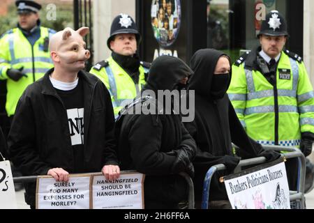 Manifestants devant le tribunal cet après-midi.Trois députés et un collègue ont tous été accusés de vol par fausse comptabilité relativement à leurs réclamations de frais au magistrat de la ville de Westminster à Londres et comparaîtront au tribunal de la Couronne de Southwark le 30 mars. Banque D'Images