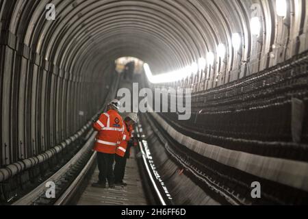 Le Thames tunnel, fruit des génies de l'ingénierie Marc et du Royaume d'Isambard Brunel, sera ouvert au public pour la première fois en 145 ans.Ouvert en 1852, le tunnel a saisi l'imagination de la nation : rien n'avait été vu comme lui auparavant et il a ouvert la voie au système actuel de tube.Située sous la Tamise, elle est l'un des plus grands triomphes techniques des Brunels, et le seul projet sur lequel ils ont travaillé ensemble.Le tunnel fait 1 300 pieds de long et, à la fin de la première semaine d'ouverture, plus de la moitié de la population de Londres avait payé pour marcher 'le sh Banque D'Images