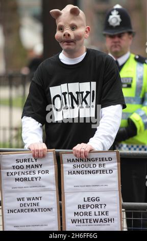 Manifestants devant le tribunal cet après-midi.Trois députés et un collègue ont tous été accusés de vol par fausse comptabilité relativement à leurs réclamations de frais au magistrat de la ville de Westminster à Londres et comparaîtront au tribunal de la Couronne de Southwark le 30 mars. Banque D'Images