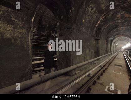 Le Thames tunnel, fruit des génies de l'ingénierie Marc et du Royaume d'Isambard Brunel, sera ouvert au public pour la première fois en 145 ans.Ouvert en 1852, le tunnel a saisi l'imagination de la nation : rien n'avait été vu comme lui auparavant et il a ouvert la voie au système actuel de tube.Située sous la Tamise, elle est l'un des plus grands triomphes techniques des Brunels, et le seul projet sur lequel ils ont travaillé ensemble.Le tunnel fait 1 300 pieds de long et, à la fin de la première semaine d'ouverture, plus de la moitié de la population de Londres avait payé pour marcher 'le sh Banque D'Images