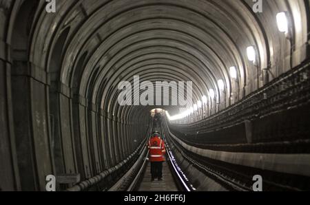 Le Thames tunnel, fruit des génies de l'ingénierie Marc et du Royaume d'Isambard Brunel, sera ouvert au public pour la première fois en 145 ans.Ouvert en 1852, le tunnel a saisi l'imagination de la nation : rien n'avait été vu comme lui auparavant et il a ouvert la voie au système actuel de tube.Située sous la Tamise, elle est l'un des plus grands triomphes techniques des Brunels, et le seul projet sur lequel ils ont travaillé ensemble.Le tunnel fait 1 300 pieds de long et, à la fin de la première semaine d'ouverture, plus de la moitié de la population de Londres avait payé pour marcher 'le sh Banque D'Images