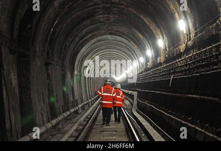 Le Thames tunnel, fruit des génies de l'ingénierie Marc et du Royaume d'Isambard Brunel, sera ouvert au public pour la première fois en 145 ans.Ouvert en 1852, le tunnel a saisi l'imagination de la nation : rien n'avait été vu comme lui auparavant et il a ouvert la voie au système actuel de tube.Située sous la Tamise, elle est l'un des plus grands triomphes techniques des Brunels, et le seul projet sur lequel ils ont travaillé ensemble.Le tunnel fait 1 300 pieds de long et, à la fin de la première semaine d'ouverture, plus de la moitié de la population de Londres avait payé pour marcher 'le sh Banque D'Images