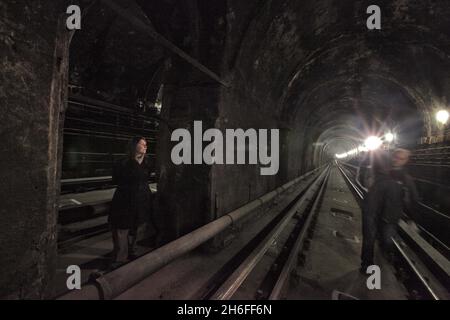 Le Thames tunnel, fruit des génies de l'ingénierie Marc et du Royaume d'Isambard Brunel, sera ouvert au public pour la première fois en 145 ans.Ouvert en 1852, le tunnel a saisi l'imagination de la nation : rien n'avait été vu comme lui auparavant et il a ouvert la voie au système actuel de tube.Située sous la Tamise, elle est l'un des plus grands triomphes techniques des Brunels, et le seul projet sur lequel ils ont travaillé ensemble.Le tunnel fait 1 300 pieds de long et, à la fin de la première semaine d'ouverture, plus de la moitié de la population de Londres avait payé pour marcher 'le sh Banque D'Images