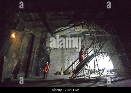 Le Thames tunnel, fruit des génies de l'ingénierie Marc et du Royaume d'Isambard Brunel, sera ouvert au public pour la première fois en 145 ans.Ouvert en 1852, le tunnel a saisi l'imagination de la nation : rien n'avait été vu comme lui auparavant et il a ouvert la voie au système actuel de tube.Située sous la Tamise, elle est l'un des plus grands triomphes techniques des Brunels, et le seul projet sur lequel ils ont travaillé ensemble.Le tunnel fait 1 300 pieds de long et, à la fin de la première semaine d'ouverture, plus de la moitié de la population de Londres avait payé pour marcher 'le sh Banque D'Images