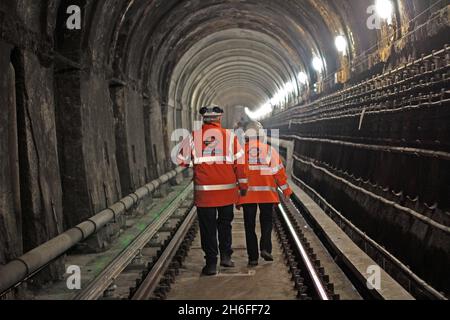 Le Thames tunnel, fruit des génies de l'ingénierie Marc et du Royaume d'Isambard Brunel, sera ouvert au public pour la première fois en 145 ans.Ouvert en 1852, le tunnel a saisi l'imagination de la nation : rien n'avait été vu comme lui auparavant et il a ouvert la voie au système actuel de tube.Située sous la Tamise, elle est l'un des plus grands triomphes techniques des Brunels, et le seul projet sur lequel ils ont travaillé ensemble.Le tunnel fait 1 300 pieds de long et, à la fin de la première semaine d'ouverture, plus de la moitié de la population de Londres avait payé pour marcher 'le sh Banque D'Images