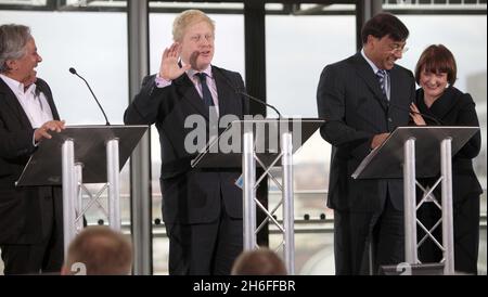 Londres, Hôtel de ville - le maire de Londres Boris Johnson, Tessa Jowell, Lakshmi Mittal (PDG d'ArcelorMittal) et l'artiste Anish Kapoor, dévoilent aujourd'hui l'Orbit d'ArcelorMittal, la plus grande sculpture de UKI's qui se tiendra au pied du Parc olympique et paralympique de Londres 2012. Banque D'Images