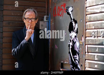 L'acteur Bill Nighy a lancé une exposition gratuite de Mutate Britain pour soutenir la campagne de Robin des Bois Tax.L'exposition d'art de la rue, dans la Cordy House de l'est de Londoniens, présente des œuvres de Dr D, Dotmasters , Teddy Baden, Peter Dunne, War Boutique et Carrie Reichardt.Le Dr D est célèbre pour avoir modifié la publicité commerciale et politique afin de faire des commentaires culturels humoristiques et puissants.L'exposition se déroule du 15 au 18 avril 2010. Banque D'Images