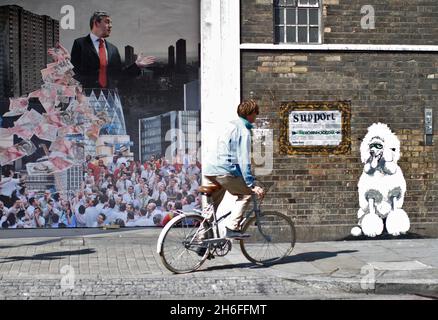 Une exposition gratuite a été lancée aujourd'hui par Mutate Britain pour soutenir la campagne de la taxe Robin des Bois.L'exposition d'art de la rue, dans la Cordy House de l'est de Londoniens, présente des œuvres de Dr D, Dotmasters , Teddy Baden, Peter Dunne, War Boutique et Carrie Reichardt.Le Dr D est célèbre pour avoir modifié la publicité commerciale et politique afin de faire des commentaires culturels humoristiques et puissants.L'exposition se déroule du 15 au 18 avril 2010. Banque D'Images