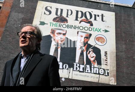 L'acteur Bill Nighy a lancé une exposition gratuite de Mutate Britain pour soutenir la campagne de Robin des Bois Tax.L'exposition d'art de la rue, dans la Cordy House de l'est de Londoniens, présente des œuvres de Dr D, Dotmasters , Teddy Baden, Peter Dunne, War Boutique et Carrie Reichardt.Le Dr D est célèbre pour avoir modifié la publicité commerciale et politique afin de faire des commentaires culturels humoristiques et puissants.L'exposition se déroule du 15 au 18 avril 2010. Banque D'Images