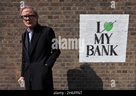 L'acteur Bill Nighy a lancé une exposition gratuite de Mutate Britain pour soutenir la campagne de Robin des Bois Tax.L'exposition d'art de la rue, dans la Cordy House de l'est de Londoniens, présente des œuvres de Dr D, Dotmasters , Teddy Baden, Peter Dunne, War Boutique et Carrie Reichardt.Le Dr D est célèbre pour avoir modifié la publicité commerciale et politique afin de faire des commentaires culturels humoristiques et puissants.L'exposition se déroule du 15 au 18 avril 2010. Banque D'Images