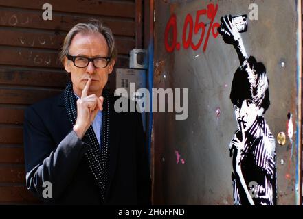 L'acteur Bill Nighy a lancé une exposition gratuite de Mutate Britain pour soutenir la campagne de Robin des Bois Tax.L'exposition d'art de la rue, dans la Cordy House de l'est de Londoniens, présente des œuvres de Dr D, Dotmasters , Teddy Baden, Peter Dunne, War Boutique et Carrie Reichardt.Le Dr D est célèbre pour avoir modifié la publicité commerciale et politique afin de faire des commentaires culturels humoristiques et puissants.L'exposition se déroule du 15 au 18 avril 2010. Banque D'Images