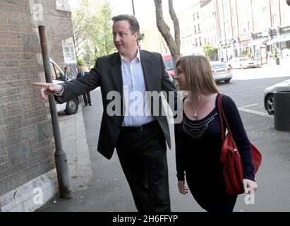 Le chef du parti conservateur David Cameron arrive ce matin au centre Oasis de Kennington, à Londres, avec l'ancienne actrice Eastenders Brooke Kinsella.Le frère de Brooke, Ben Kinsella, a été poignardé à mort pendant une nuit à Islington en 2008. Banque D'Images