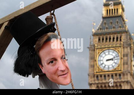 Les gens ont accroché et décapité aujourd'hui des effigies des trois principaux dirigeants du parti lors des manifestations du jour de mai qui ont eu lieu à Westminster, Londres. Banque D'Images