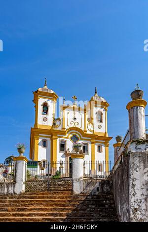 Façade d'une église historique à Ouro Preto avec ciel bleu en arrière-plan les jours ensoleillés Banque D'Images
