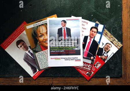 Le scrutin s'ouvre demain à l'élection à la direction du Parti travailliste (lundi 16 août) les tracts de campagne pour les 5 candidats.Andy Burnham, David Miliband, Ed Miliband, Ed Balls et Diane Abbott. Banque D'Images