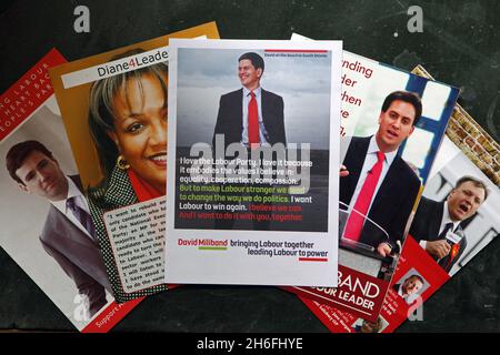 Le scrutin s'ouvre demain à l'élection à la direction du Parti travailliste (lundi 16 août) les tracts de campagne pour les 5 candidats.Andy Burnham, David Miliband, Ed Miliband, Ed Balls et Diane Abbott. Banque D'Images