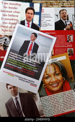 Le scrutin s'ouvre demain à l'élection à la direction du Parti travailliste (lundi 16 août) les tracts de campagne pour les 5 candidats.Andy Burnham, David Miliband, Ed Miliband, Ed Balls et Diane Abbott. Banque D'Images