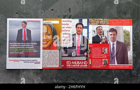 Le scrutin s'ouvre demain à l'élection à la direction du Parti travailliste (lundi 16 août) les tracts de campagne pour les 5 candidats.Andy Burnham, David Miliband, Ed Miliband, Ed Balls et Diane Abbott. Banque D'Images