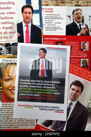 Le scrutin s'ouvre demain à l'élection à la direction du Parti travailliste (lundi 16 août) les tracts de campagne pour les 5 candidats.Andy Burnham, David Miliband, Ed Miliband, Ed Balls et Diane Abbott. Banque D'Images