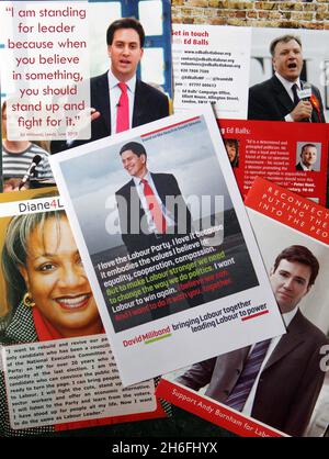 Le scrutin s'ouvre demain à l'élection à la direction du Parti travailliste (lundi 16 août) les tracts de campagne pour les 5 candidats.Andy Burnham, David Miliband, Ed Miliband, Ed Balls et Diane Abbott. Banque D'Images