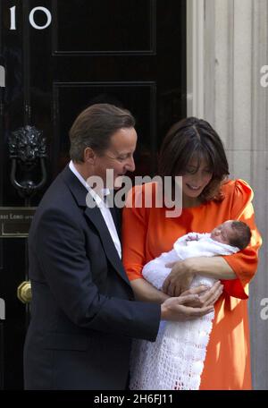 Jeff Moore 03/09/10 le PM britannique David Cameron et sa femme Samantha posent pour des photos à l'extérieur de Downing Street avec leur fille de 10 jours Florence Rose Endellion Banque D'Images