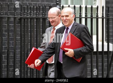 David Willets, ministre d'État aux universités et aux Sciences, et Vince Cable, secrétaire d'entreprise, arrivent ce matin à Downing Street pour la réunion du Cabinet. Banque D'Images