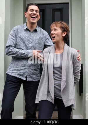 Cet après-midi, David Miliband pose avec son épouse Louise Shackleton à l'extérieur de leur domicile du Nord de Londres.Le Secrétaire aux Affaires étrangères de l'ombre décidera de son avenir dans la politique britannique plus tard aujourd'hui après avoir été battu de justesse par son frère Ed pour les dirigeants travaillistes Banque D'Images