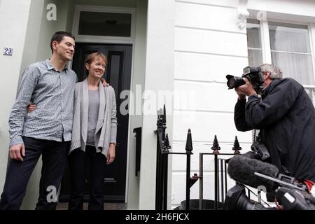 Cet après-midi, David Miliband pose avec son épouse Louise Shackleton à l'extérieur de leur domicile du Nord de Londres.Le Secrétaire aux Affaires étrangères de l'ombre décidera de son avenir dans la politique britannique plus tard aujourd'hui après avoir été battu de justesse par son frère Ed pour les dirigeants travaillistes Banque D'Images