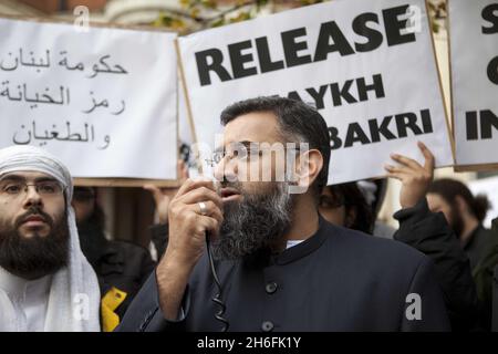 Trois jours, les musulmans New YorkBritish protestent aujourd'hui devant l'ambassade libanaise à Londres pour appeler à la libération du prédicateur Omar Bakri après qu'il ait été capturé après avoir pris la course au Liban.Le chef militant islamiste a été reconnu coupable d'incitation au meurtre et de possession d'explosifs par un tribunal militaire au Liban.Images : le fils d'Omar Bakri, Mohammed (à gauche), lors de la manifestation Banque D'Images