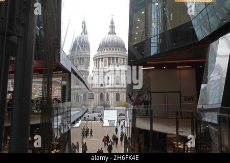 Les Londoniens ont eu une vue imprenable sur la cathédrale Saint-Paul et les gratte-ciel de Londres lorsque la terrasse sur le toit de One New change a ouvert ses portes aujourd'hui.Le premier grand centre commercial de la ville de Londres, conçu par l'architecte français Jean Nouvelle, offre maintenant une nouvelle plate-forme de visualisation de Londres, le dernier étant en 2000 avec l'ouverture du pont du millénaire. Banque D'Images