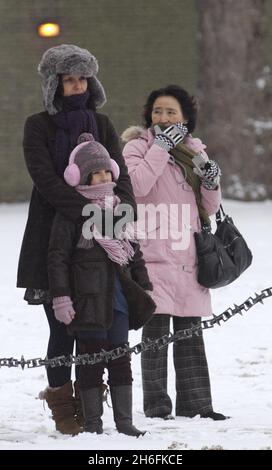 Snow London - la Reine de la vie garde fait leur chemin dans la neige de la galerie marchande ce matin vers Horse Guards Parade pour la cérémonie de la relève de la garde de la vie spectacles de photos: Les membres du public regardant les gardes Banque D'Images