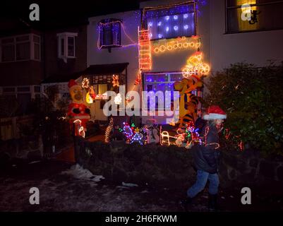 Une maison décorée de lumières de Noël et d'un Homer Simpson et Tigger gonflable dans l'est de Londres, aide à recueillir des fonds pour le Great Ormond Street Children's Hospital en recevant des dons de spectateurs. Banque D'Images