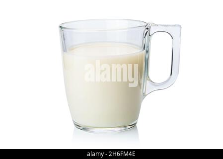 Tasse en verre de lait isolée sur fond blanc, passe-cheveux Banque D'Images