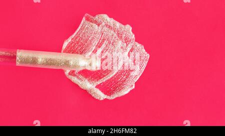 Frottis cosmétique holographique sur fond rose vif avec pipette de compte-gouttes près de lui, grande bannière. Banque D'Images