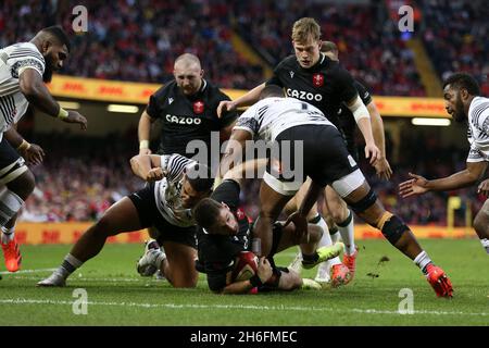 Cardiff, Royaume-Uni.14 novembre 2021.Alex Cuthbert du pays de Galles (c) est attaqué au sol.Rugby Autumn Nations Series Match, pays de Galles v Fidji au stade de la Principauté à Cardiff le dimanche 14 novembre 2021. photo par Andrew Orchard/Andrew Orchard photographie sportive crédit: Andrew Orchard photographie sportive/Alamy Live News Banque D'Images