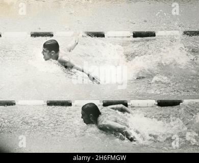 Le nageur américain Carl Robie dirige Martyn Woodroffe, du Royaume-Uni, vers la fin de la finale de papillon de 200 mètres pour hommes aux Jeux Olympiques, Mexico, 1968 Banque D'Images