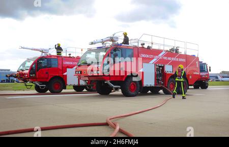 Camions d'incendie à l'aéroport de London City.London City Airport est un aéroport international de Londres, en Angleterre.Il est situé dans les Royal Docks de Londres Banque D'Images