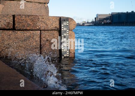 Échelle des indications de niveau d'eau dans la rivière. Banque D'Images