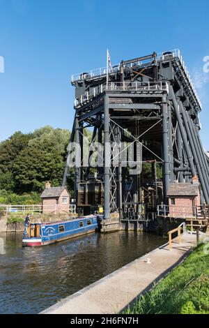 Bateau-canal entrant dans l'ascenseur de bas niveau Anderton monte-bateau Northwich Cheshire 2021 Banque D'Images