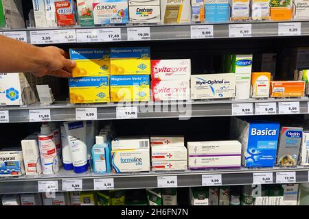 Médicaments en vente libre dans un supermarché Banque D'Images