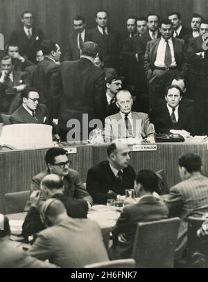 Jacob A. Malik, représentant soviétique (de retour à huis clos) quitte le Conseil de sécurité de l'ONU pour protester contre le délégué chinois, Lake Success, NY, USA 1950 Banque D'Images