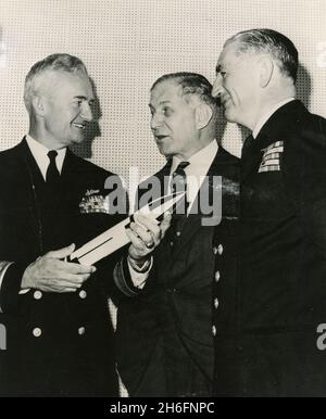 Officiers américains et britanniques, de gauche à droite : LE contre-amiral Ignatius J. Galatin de LA Marine AMÉRICAINE; Sir Solly Zuckerman, scientifique en chef du ministère de la Défense britannique; et le vice-amiral Sir Varyl Begg, vice-chef de l'état-major de la Marine britannique, regardant un modèle de missiles Polaris, États-Unis 1963 Banque D'Images