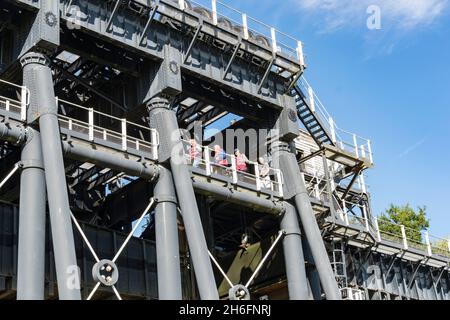 Les visiteurs étant montrés autour d'Anderton Boat Lift Northwich Cheshire 2021 Banque D'Images