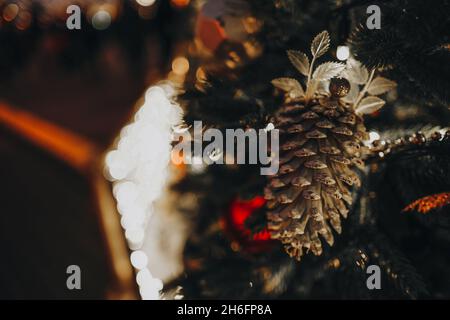 Cône forestier sur l'arbre de Noël.Composition du nouvel an.Ambiance festive.Concept de vacances d'hiver Banque D'Images