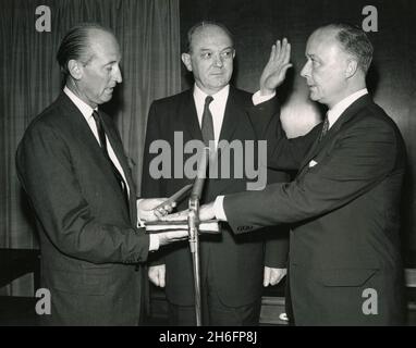 LE chef DU protocole AMÉRICAIN, Angier Biddle Duke (à gauche), administre le serment de nomination de John H. Ferguson (à droite), ambassadeur américain au Maroc.Dans le secrétaire d'État américain intermédiaire Dean Rusk, USA 1962 Banque D'Images